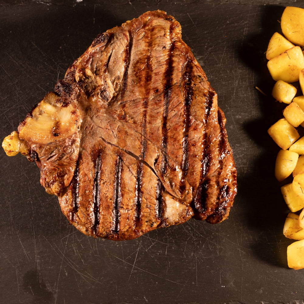 Carne alla griglia, bistecca con patate arrosto